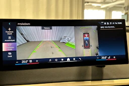 punainen BMW iX 2023 kuva 36.