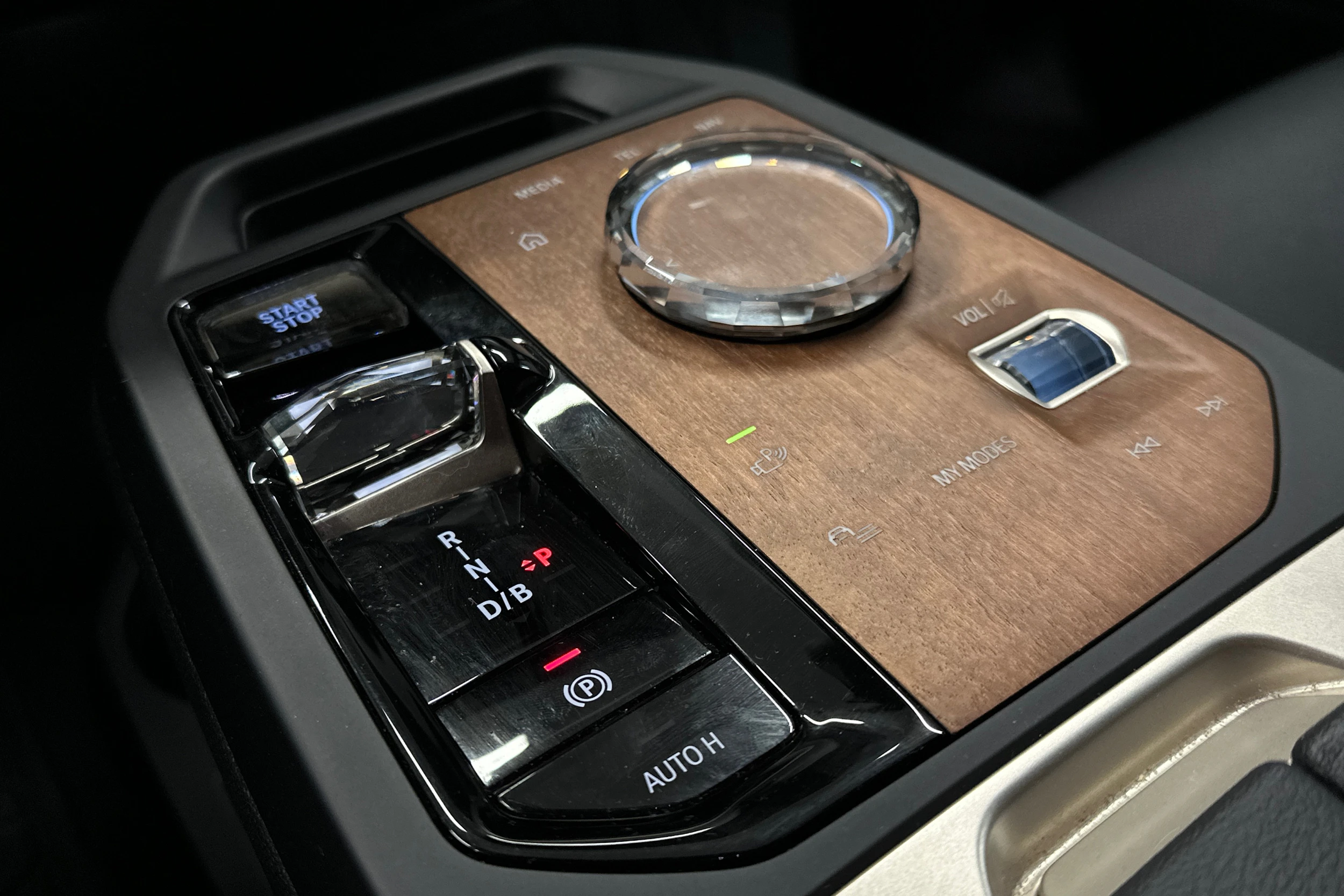 punainen BMW iX 2023 kuva 37.