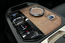 punainen BMW iX 2023 kuva 37.