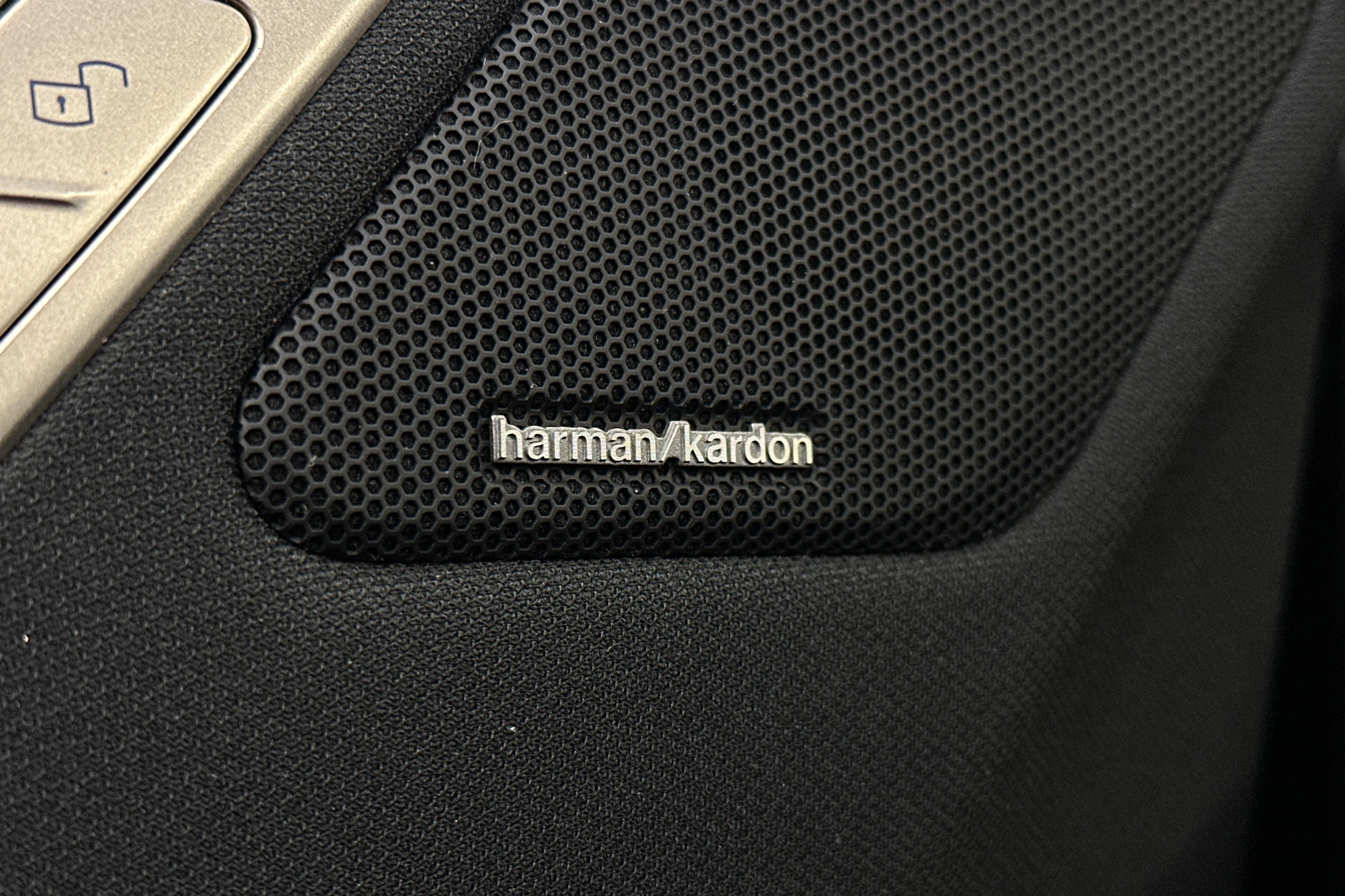 punainen BMW iX 2023 kuva 38.