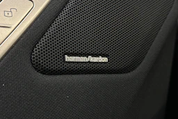 punainen BMW iX 2023 kuva 38.