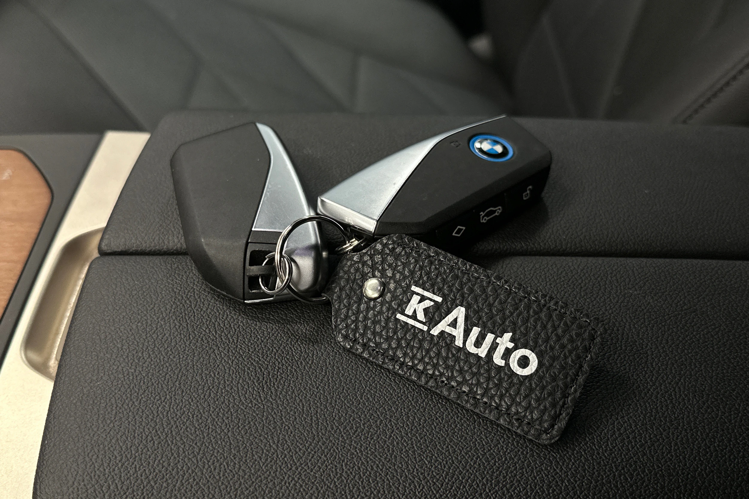 punainen BMW iX 2023 kuva 40.