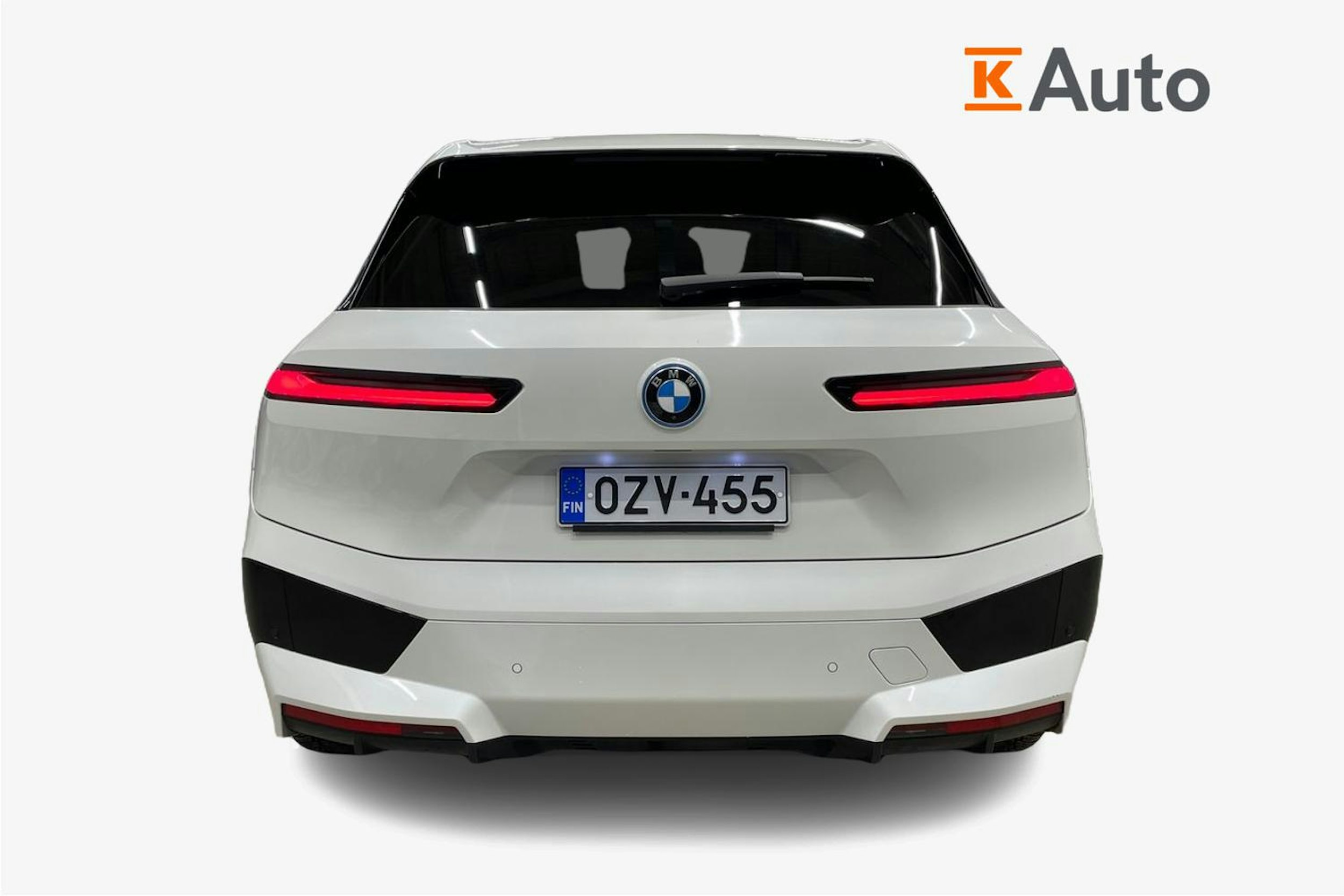 Valkoinen BMW iX 2023 kuva 3.