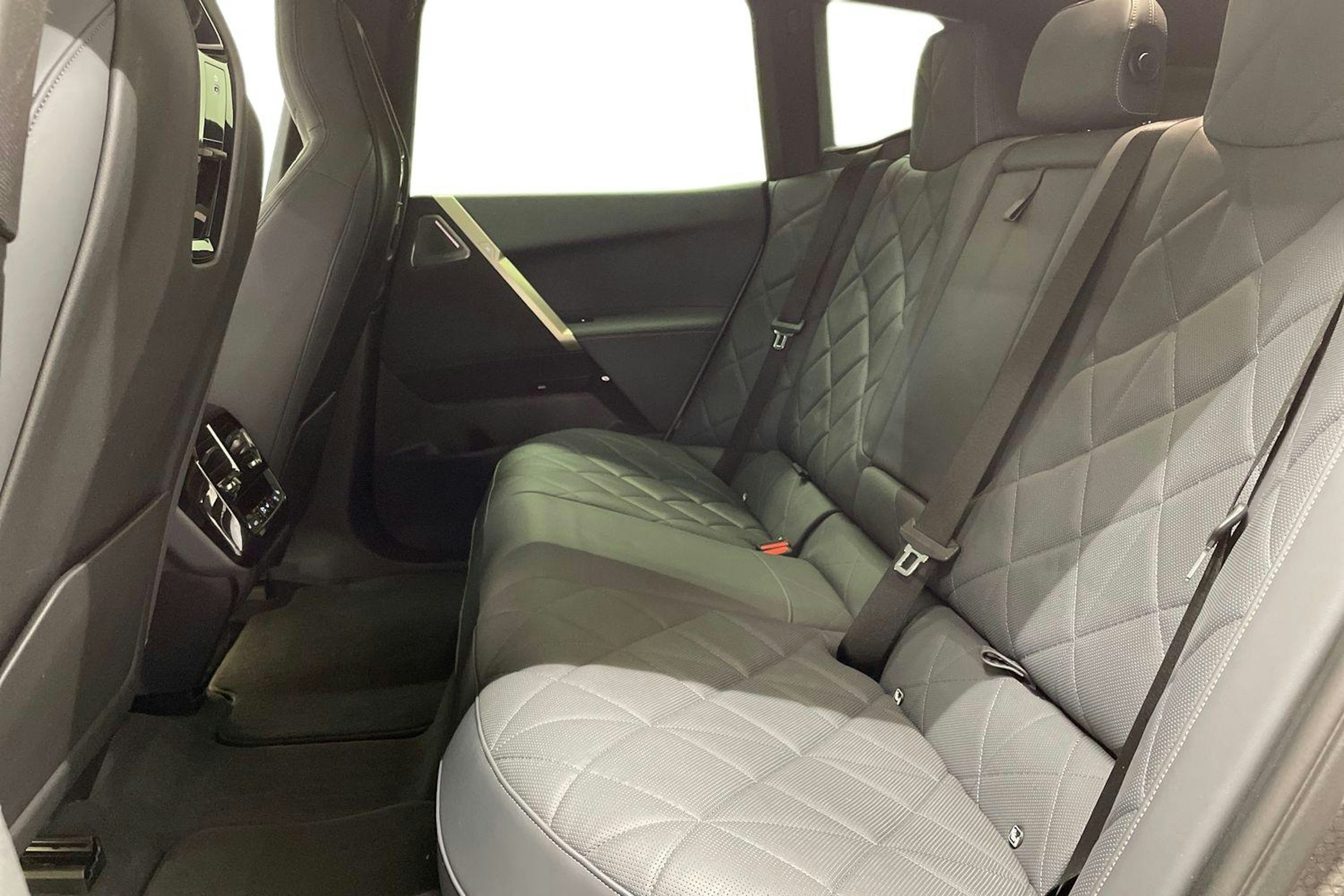 Valkoinen BMW iX 2023 kuva 10.