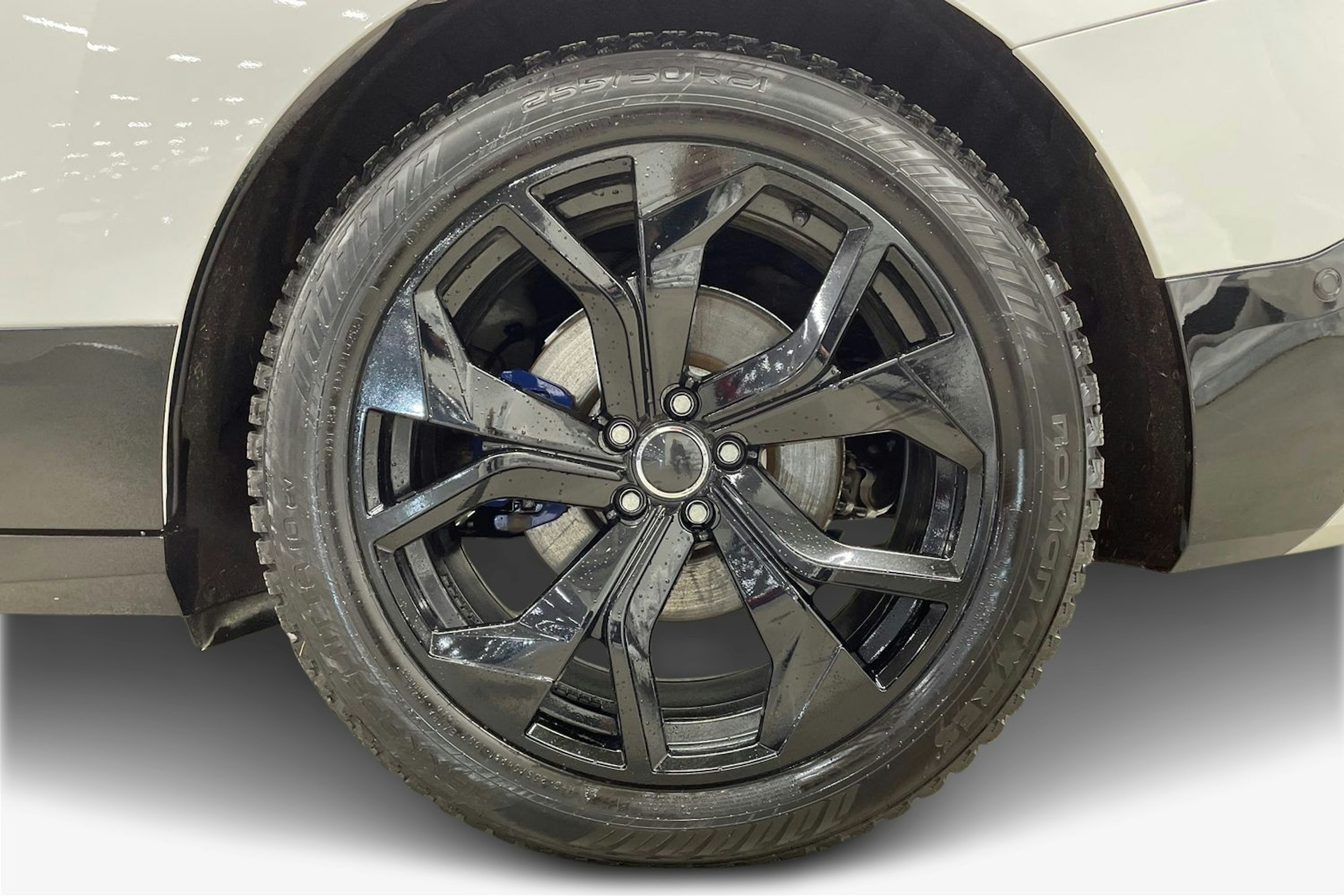 Valkoinen BMW iX 2023 kuva 11.