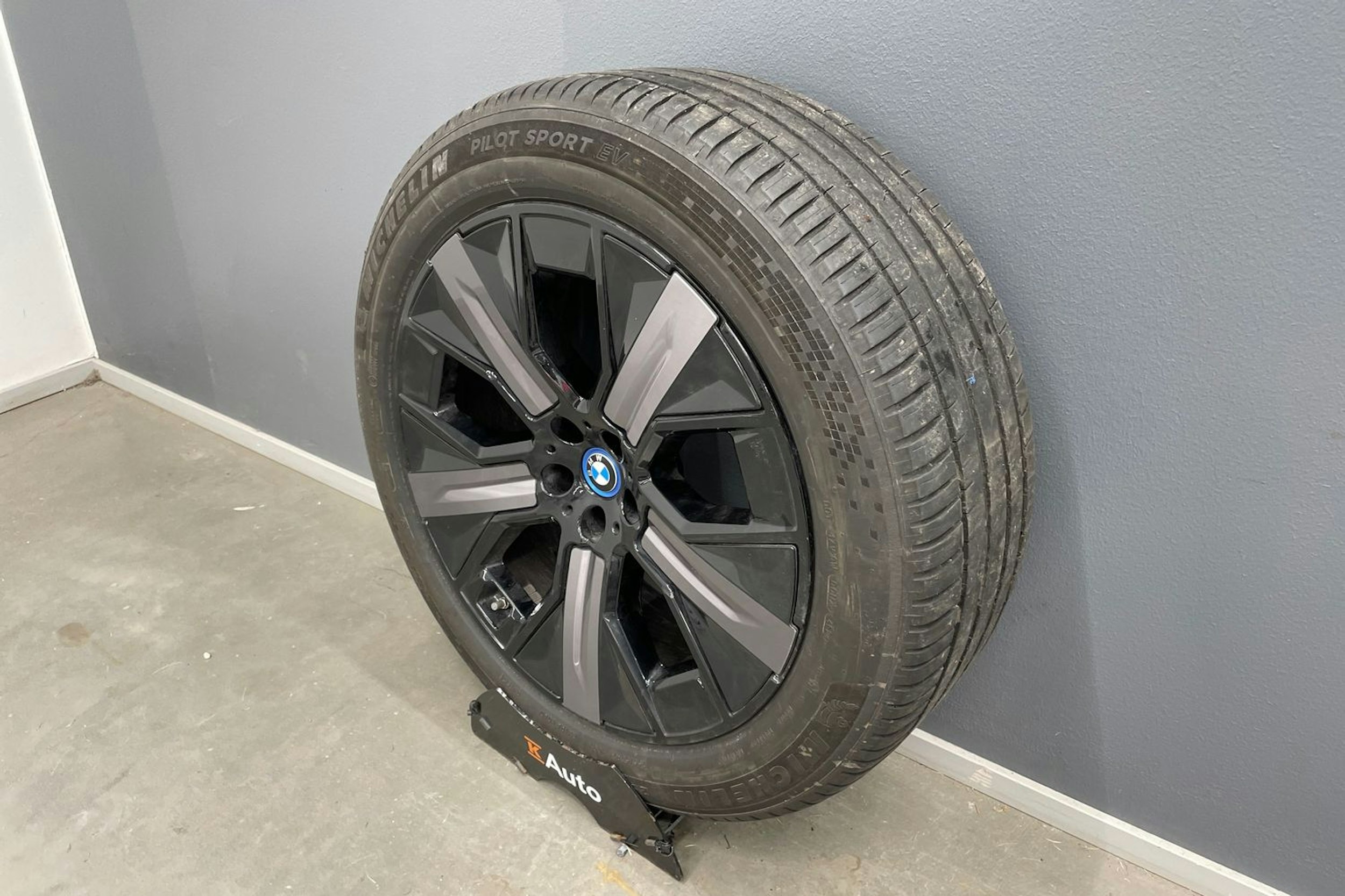 Valkoinen BMW iX 2023 kuva 14.