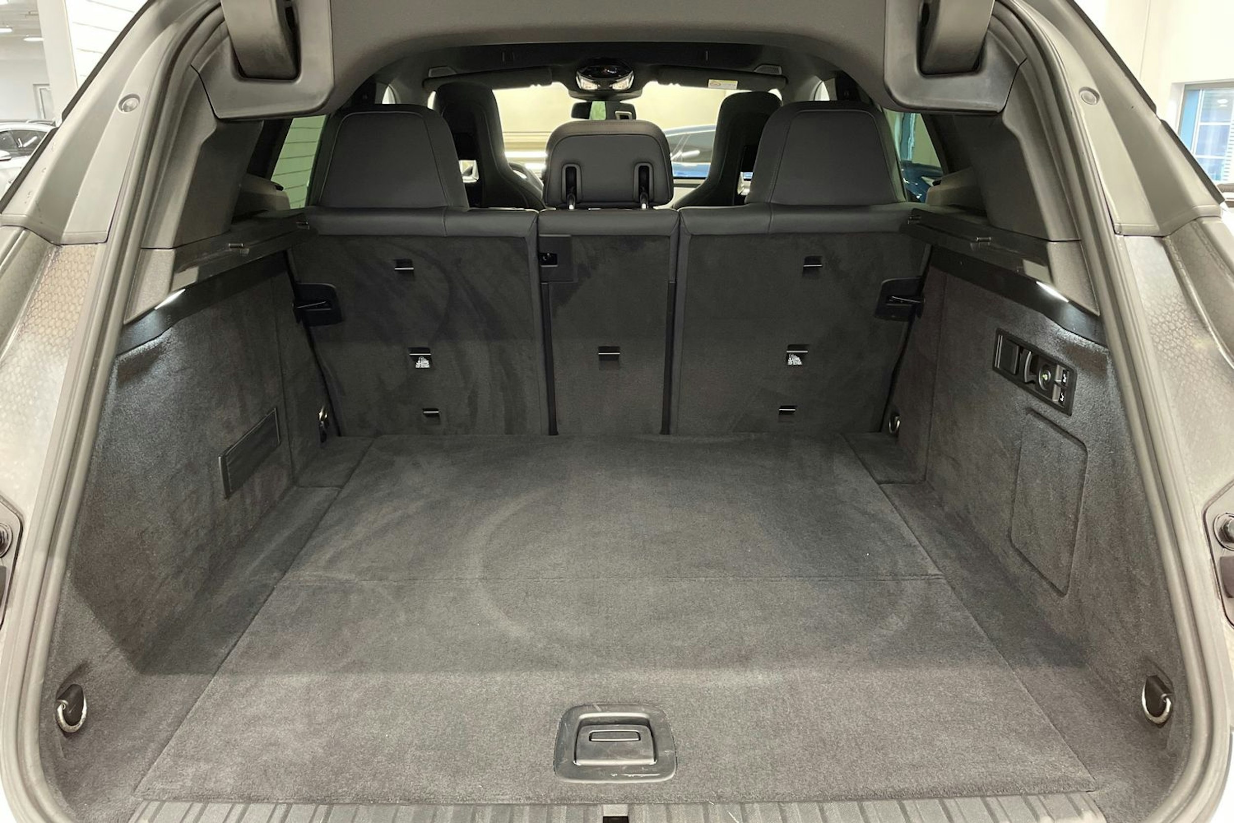 Valkoinen BMW iX 2023 kuva 15.