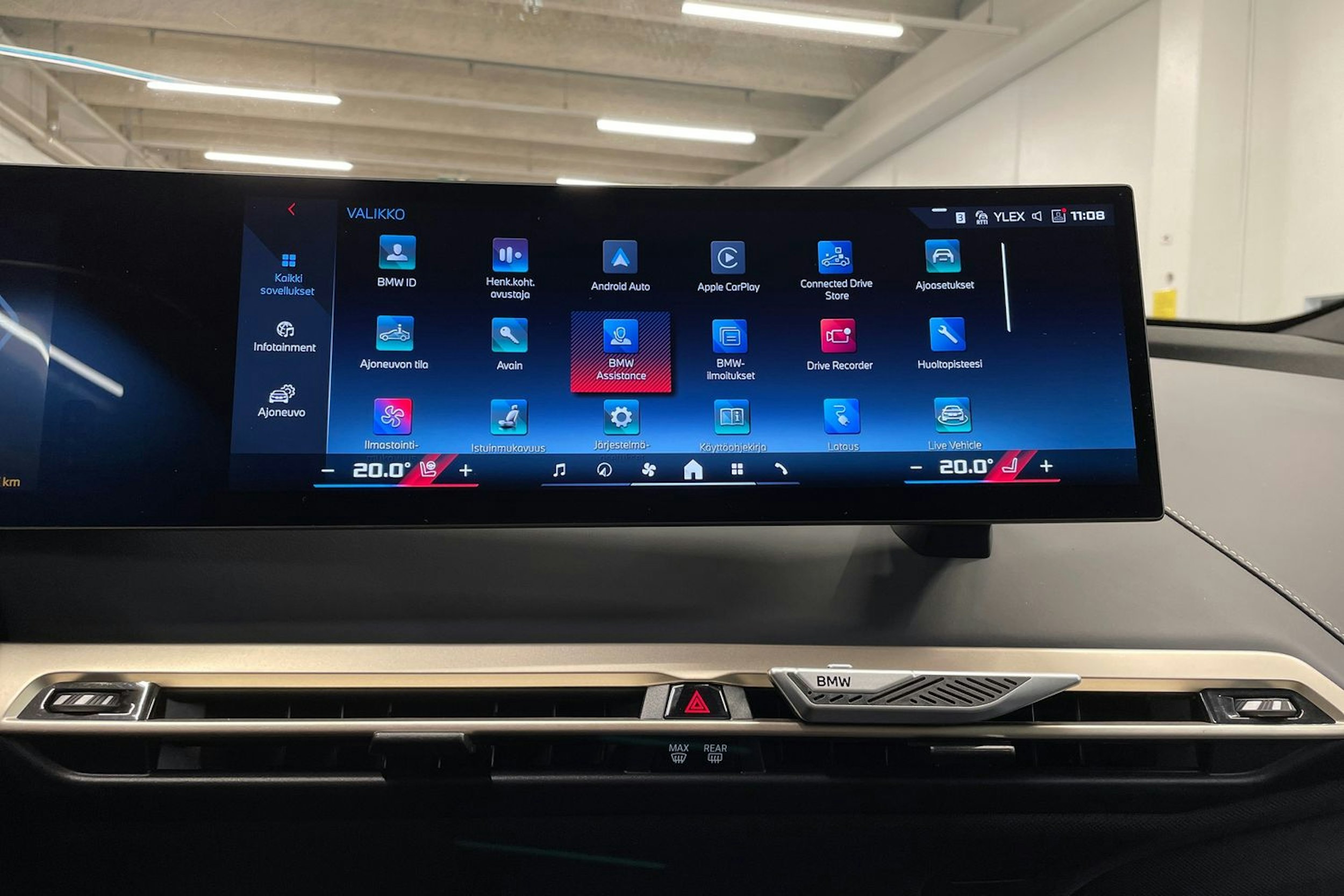 Valkoinen BMW iX 2023 kuva 17.