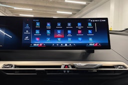 Valkoinen BMW iX 2023 kuva 17.