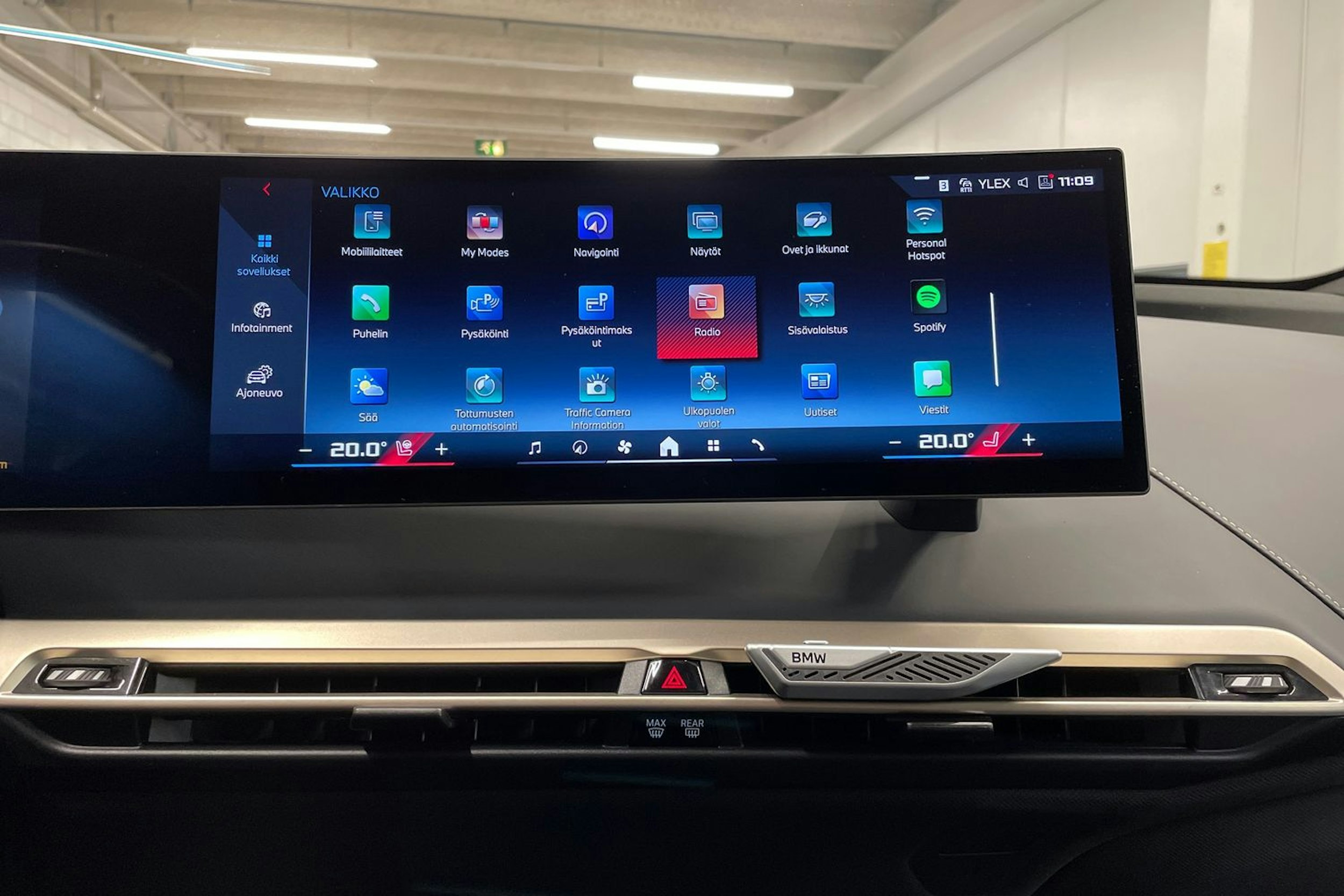 Valkoinen BMW iX 2023 kuva 18.