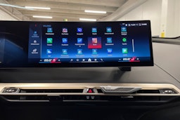 Valkoinen BMW iX 2023 kuva 18.