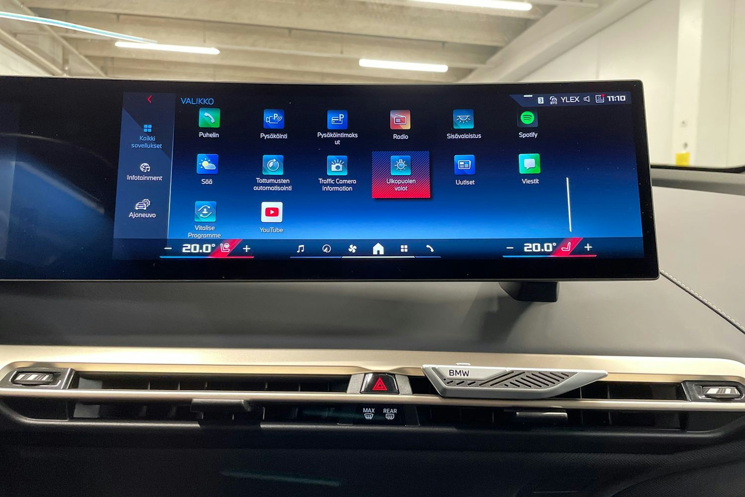 Valkoinen BMW iX 2023 kuva 19.