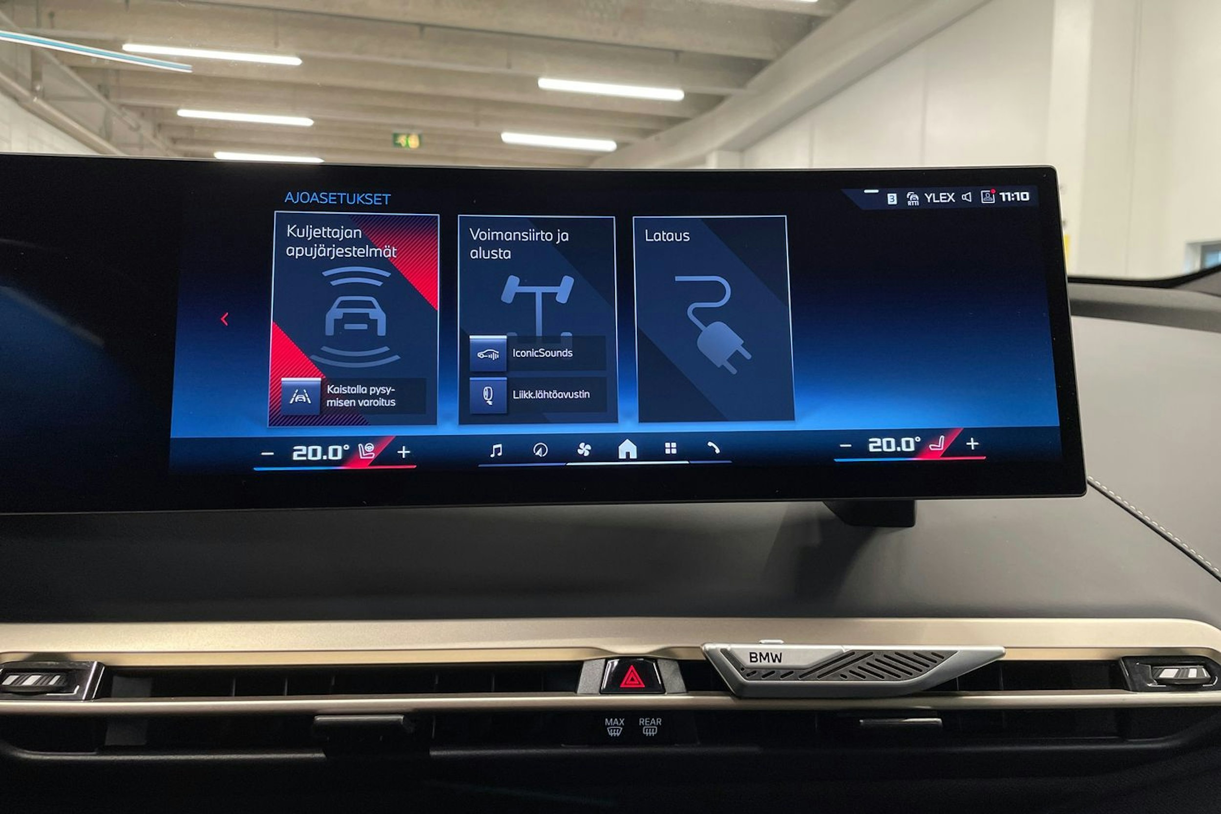 Valkoinen BMW iX 2023 kuva 20.