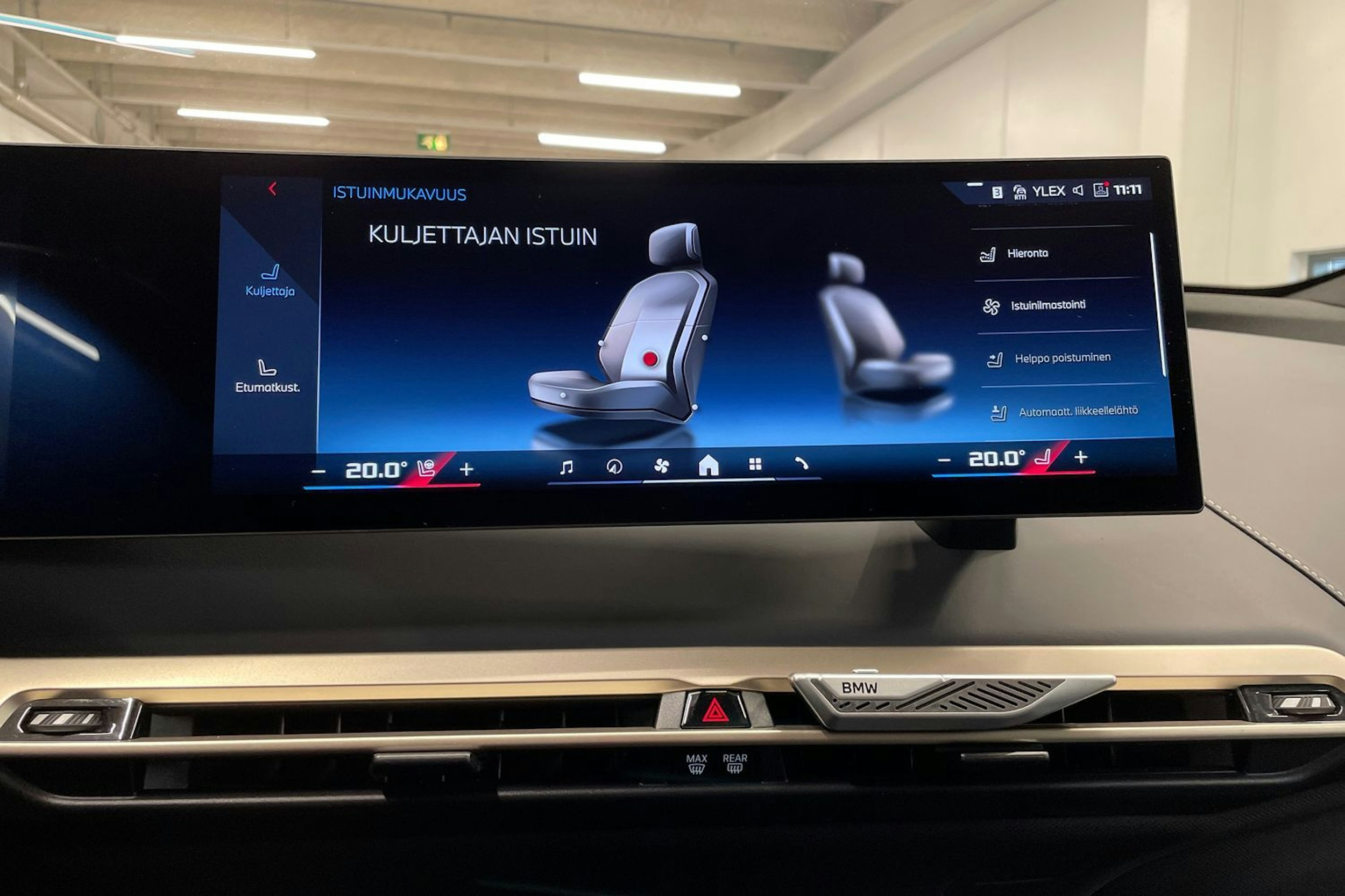 Valkoinen BMW iX 2023 kuva 21.