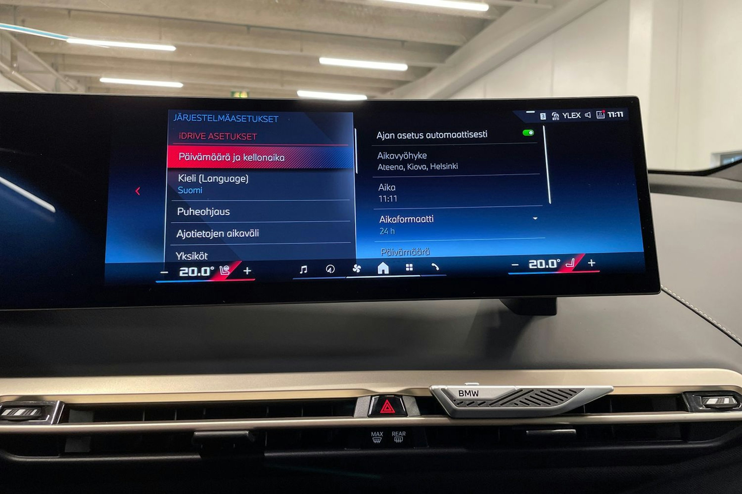 Valkoinen BMW iX 2023 kuva 22.