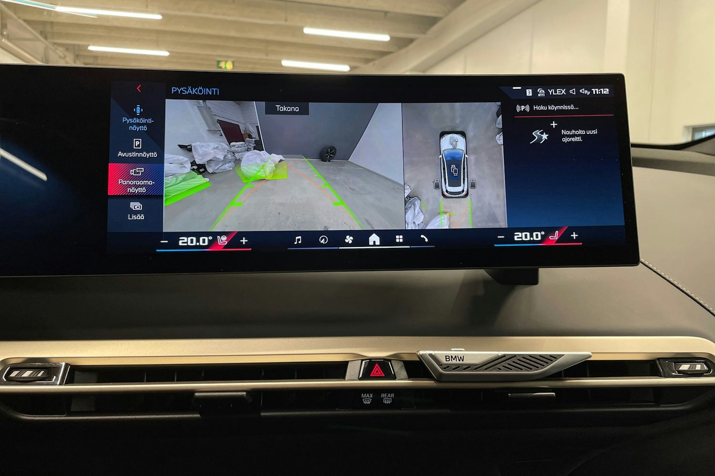 Valkoinen BMW iX 2023 kuva 24.