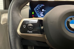 Valkoinen BMW iX 2023 kuva 26.