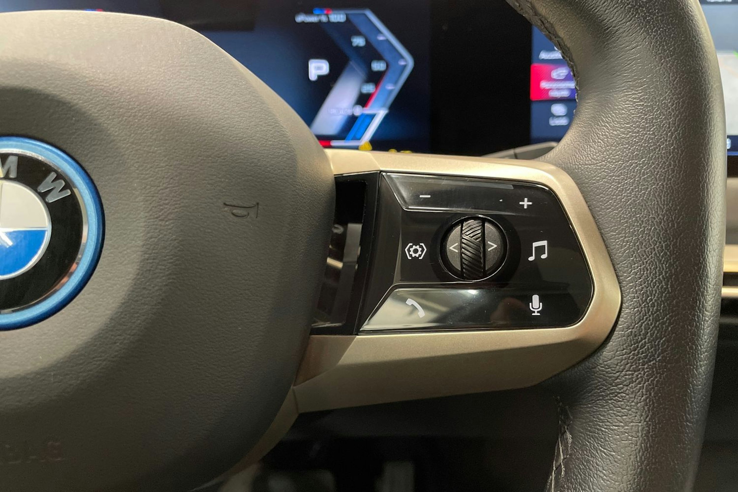 Valkoinen BMW iX 2023 kuva 27.