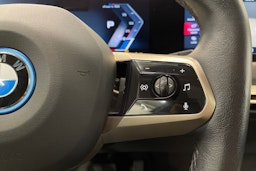 Valkoinen BMW iX 2023 kuva 27.