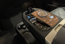 Valkoinen BMW iX 2023 kuva 28.