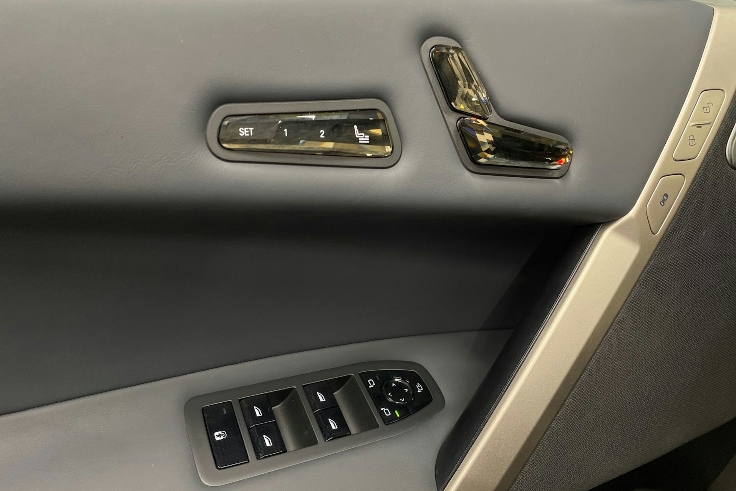 Valkoinen BMW iX 2023 kuva 30.