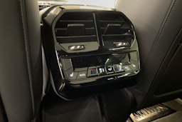 Valkoinen BMW iX 2023 kuva 32.