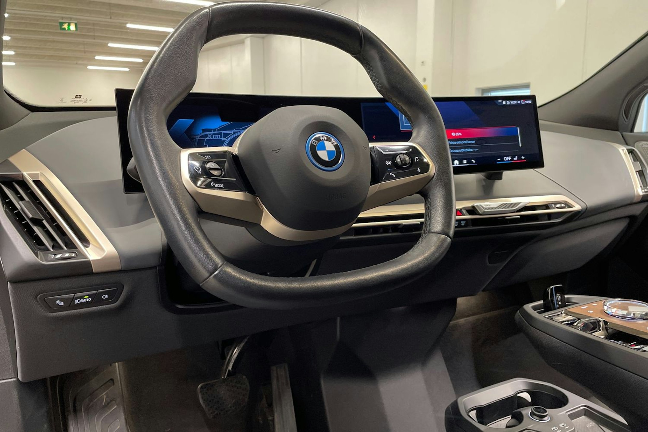 Valkoinen BMW iX 2023 kuva 33.