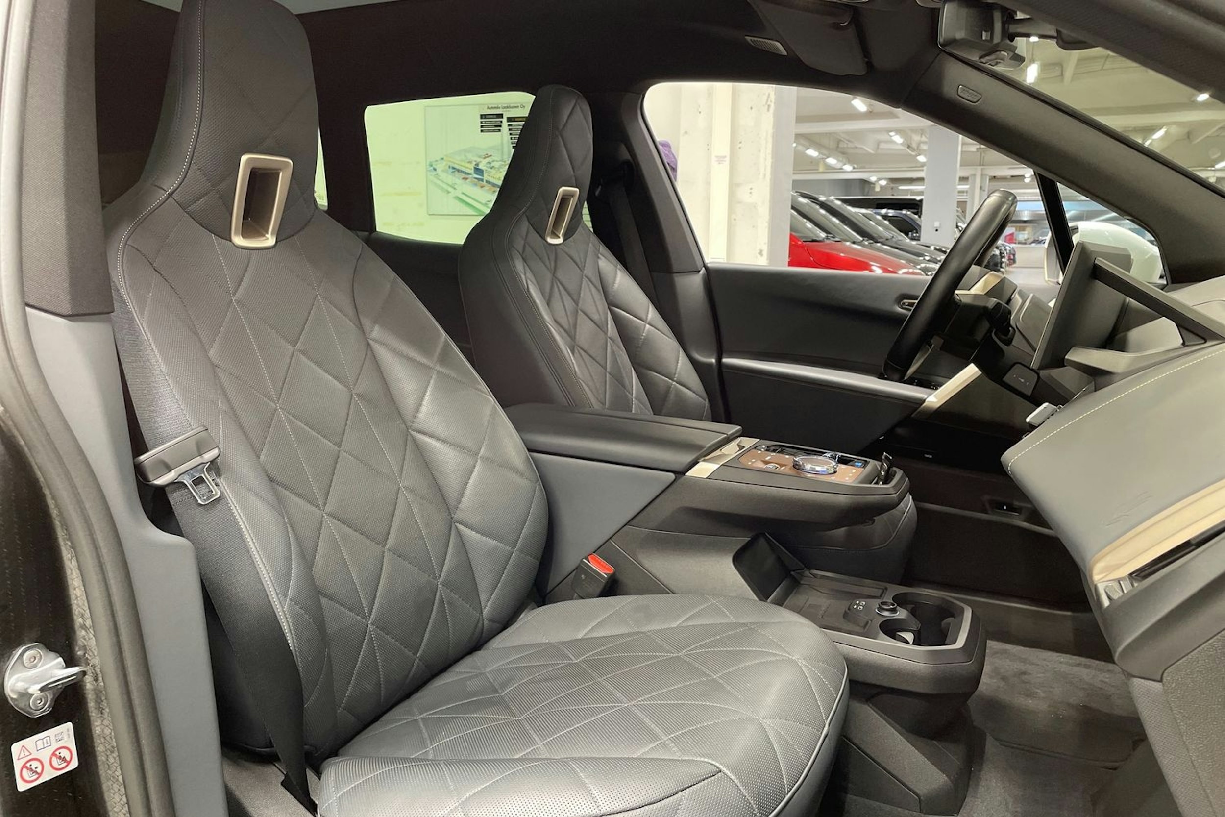 Valkoinen BMW iX 2023 kuva 34.