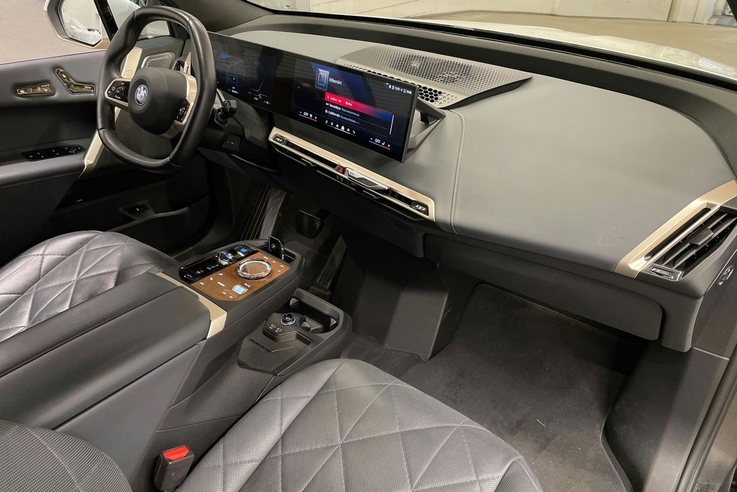 Valkoinen BMW iX 2023 kuva 35.