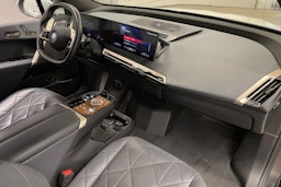 Valkoinen BMW iX 2023 kuva 35.