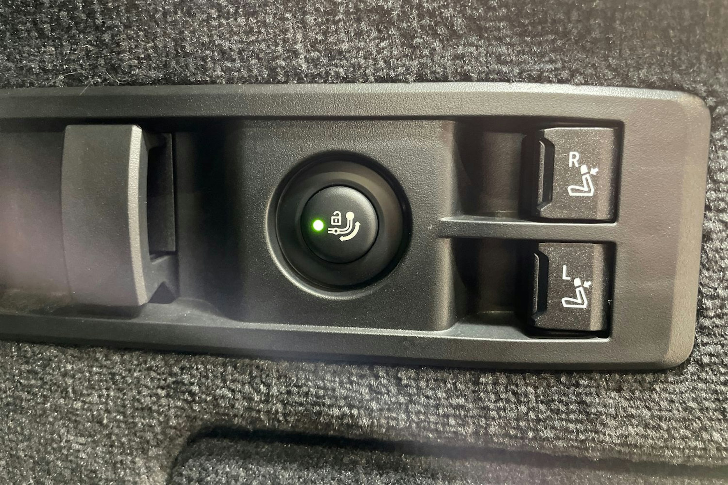 Valkoinen BMW iX 2023 kuva 36.