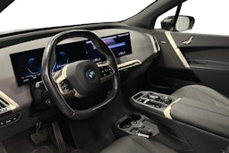 musta BMW iX 2023 kuva 7.