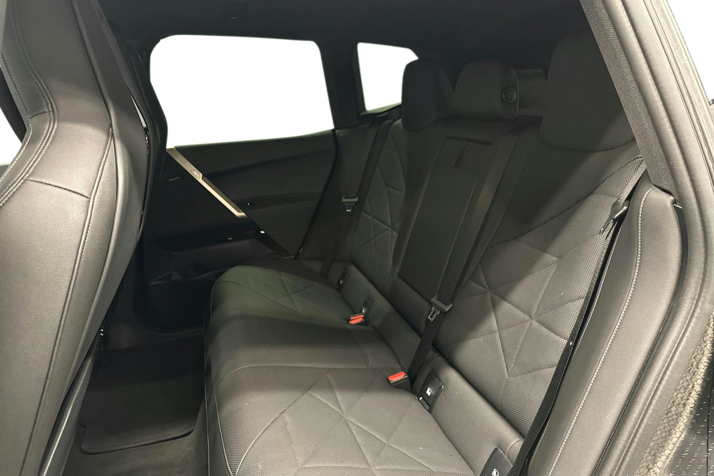 musta BMW iX 2023 kuva 10.