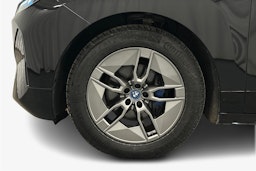 musta BMW iX 2023 kuva 11.