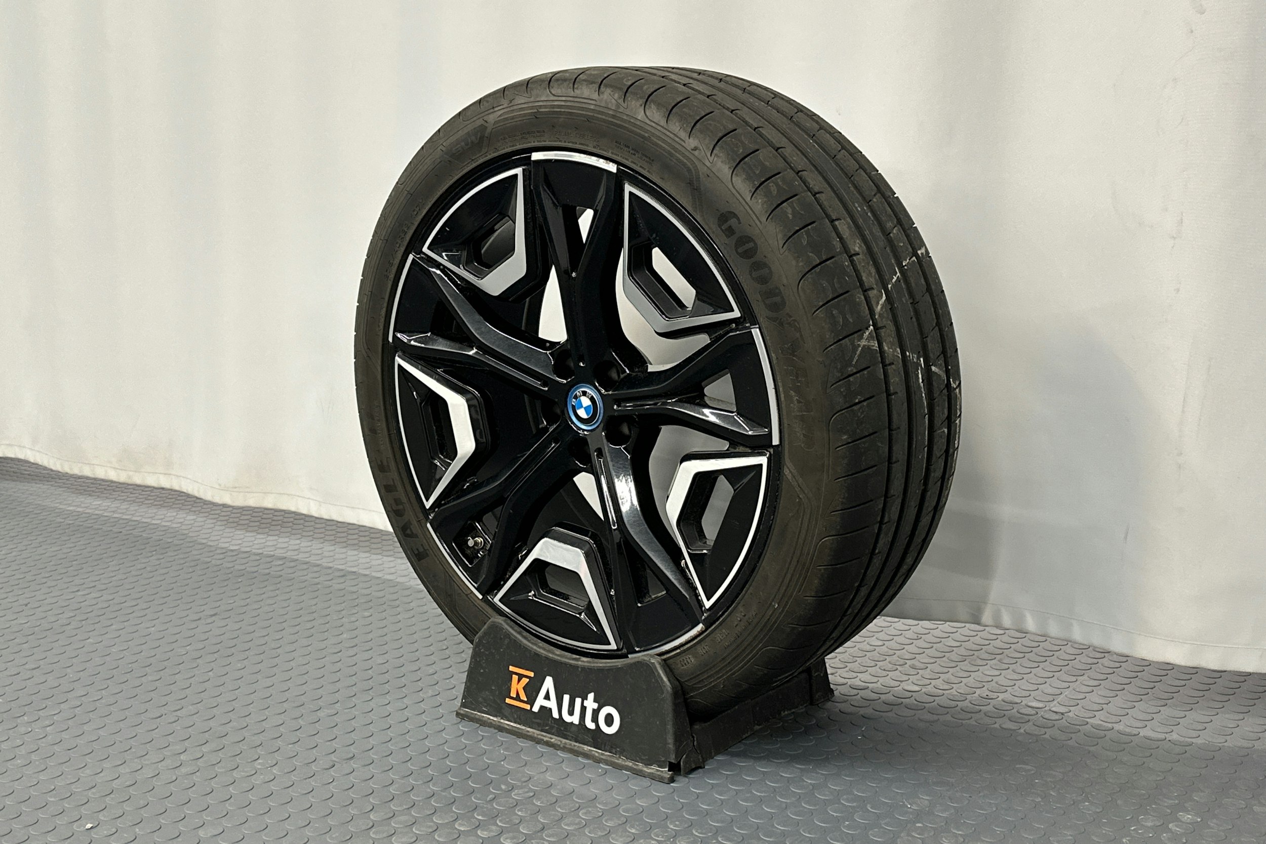 musta BMW iX 2023 kuva 13.