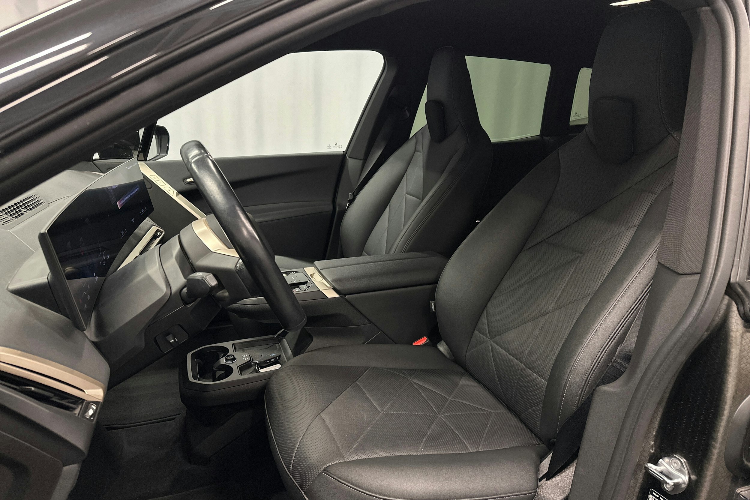 musta BMW iX 2023 kuva 17.