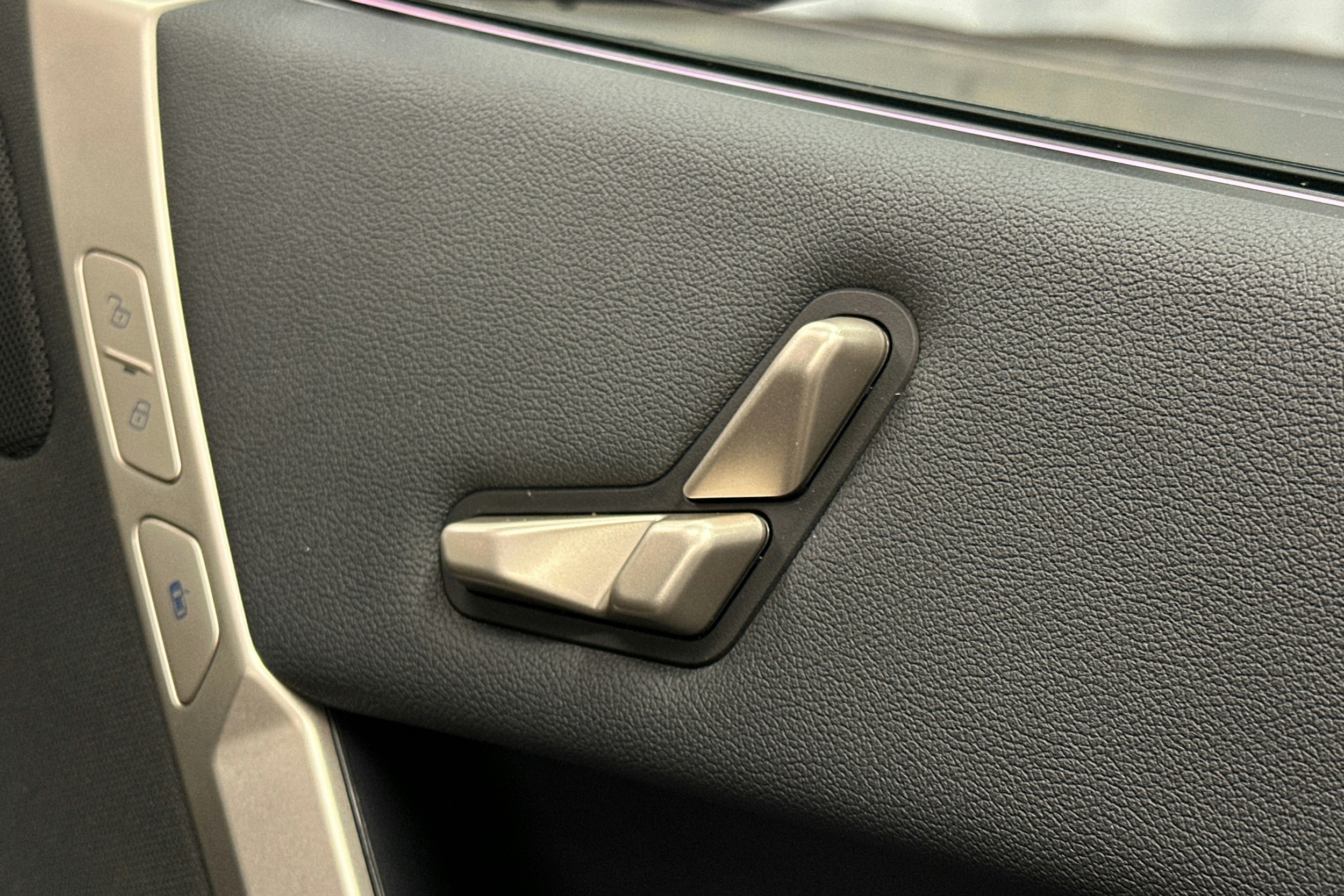 musta BMW iX 2023 kuva 19.