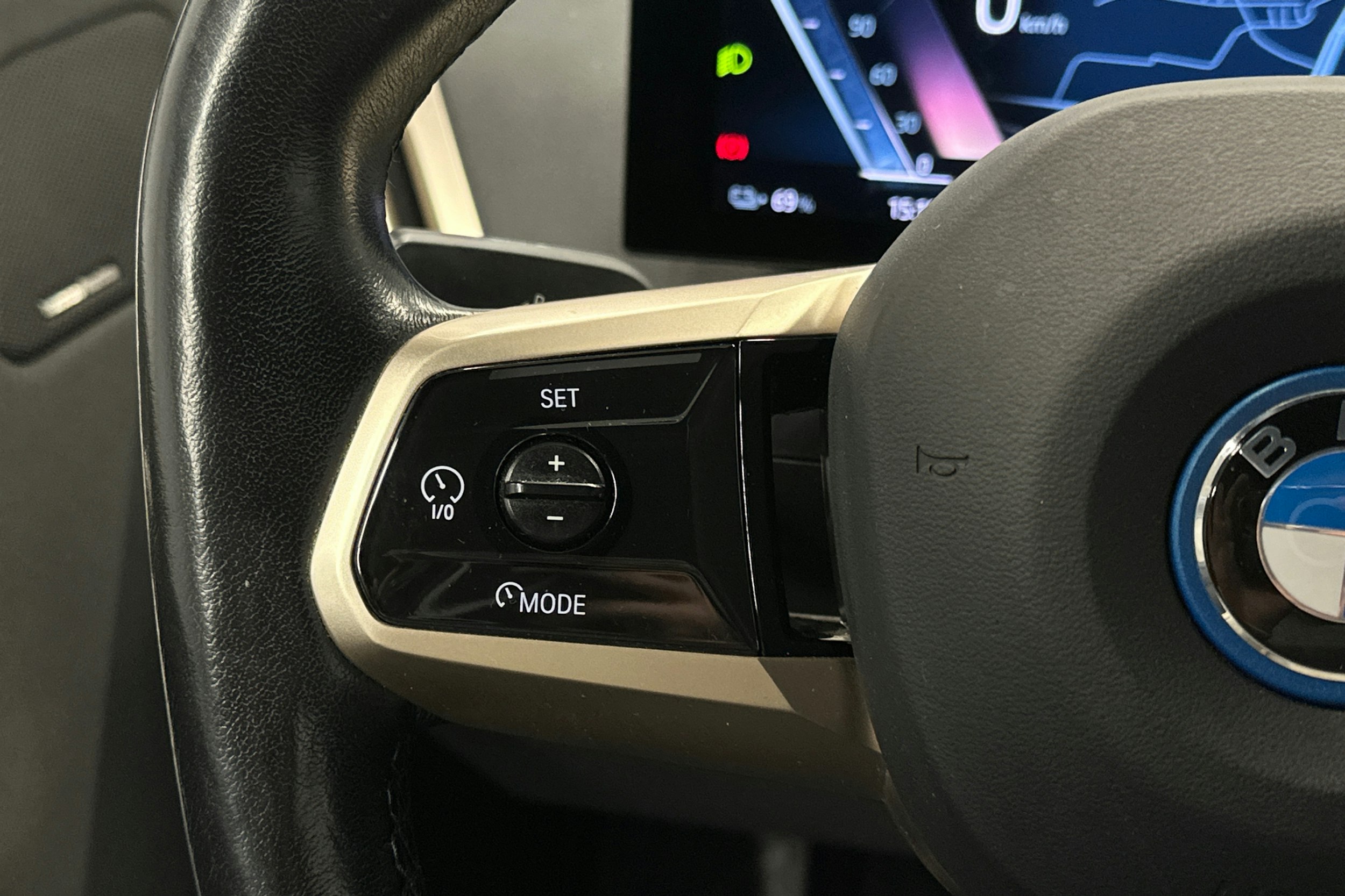 musta BMW iX 2023 kuva 21.