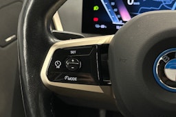 musta BMW iX 2023 kuva 21.