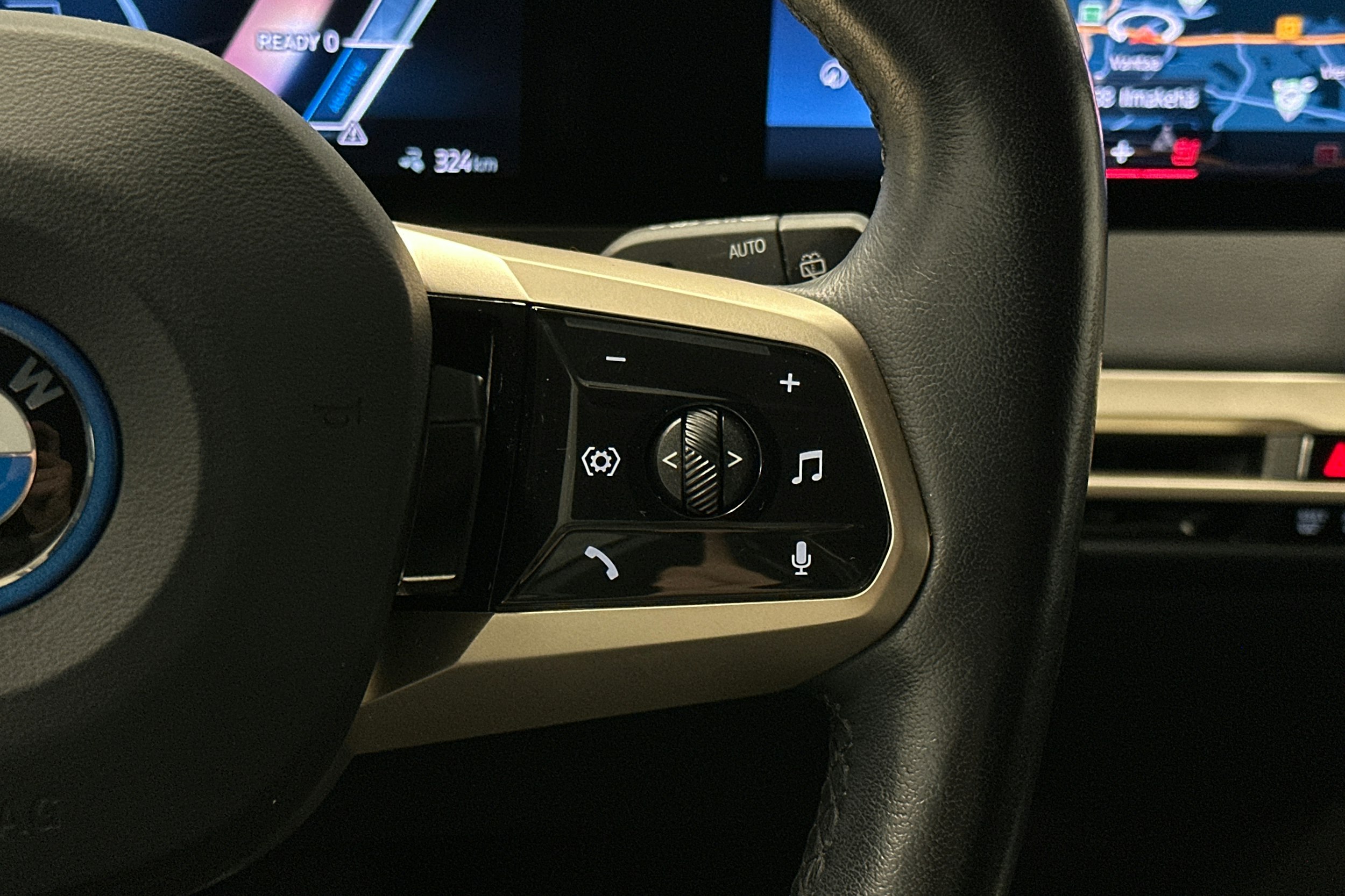 musta BMW iX 2023 kuva 22.