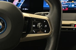 musta BMW iX 2023 kuva 22.