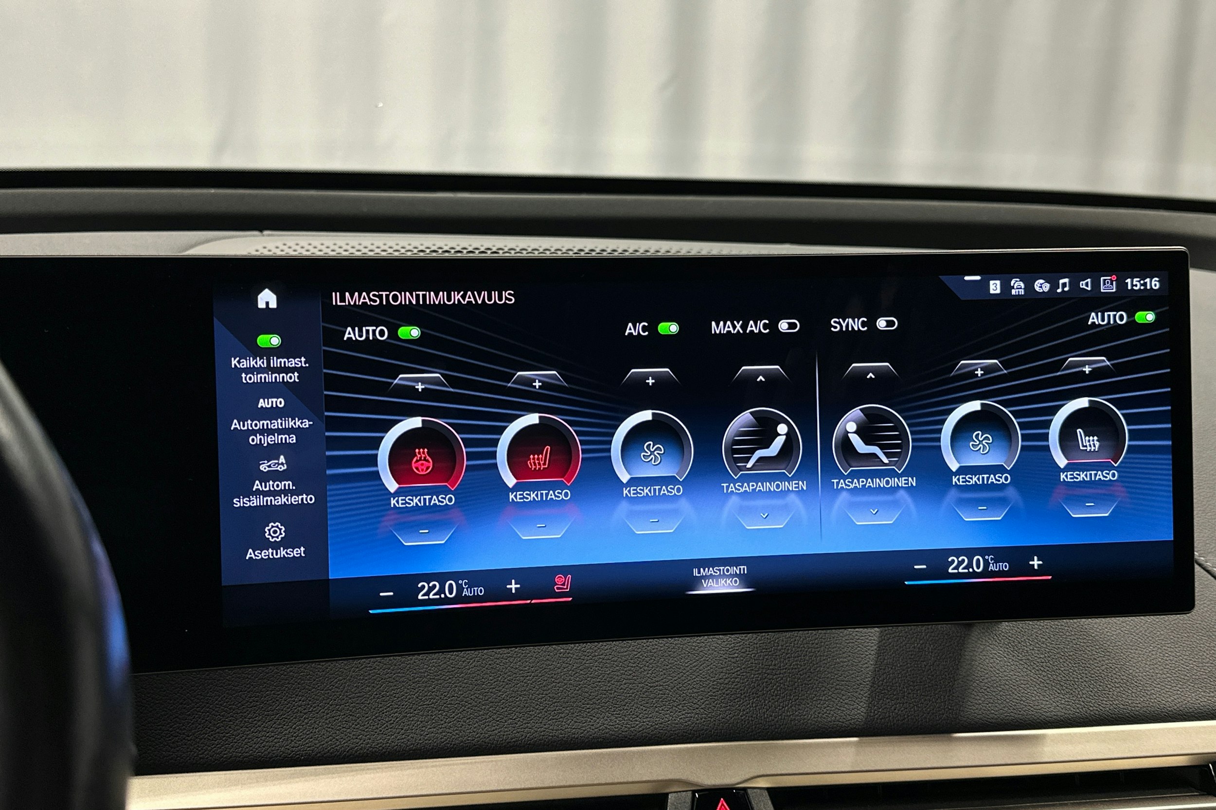 musta BMW iX 2023 kuva 34.