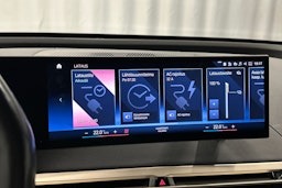 musta BMW iX 2023 kuva 35.