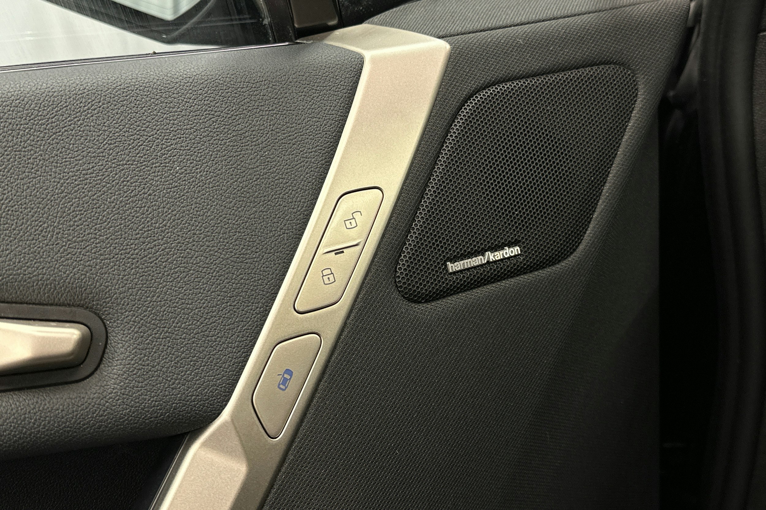 musta BMW iX 2023 kuva 41.