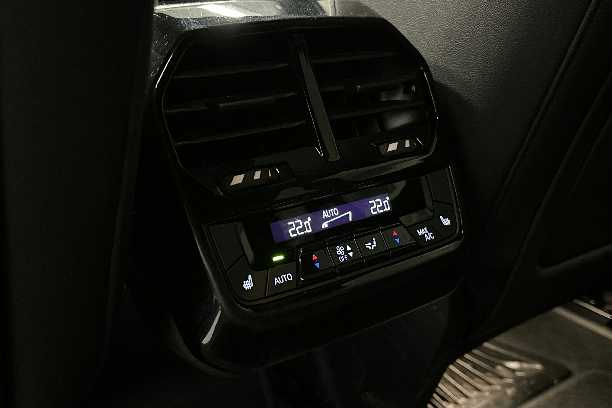 musta BMW iX 2023 kuva 42.