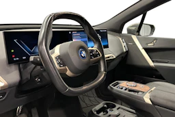 harmaa BMW iX 2023 kuva 8.