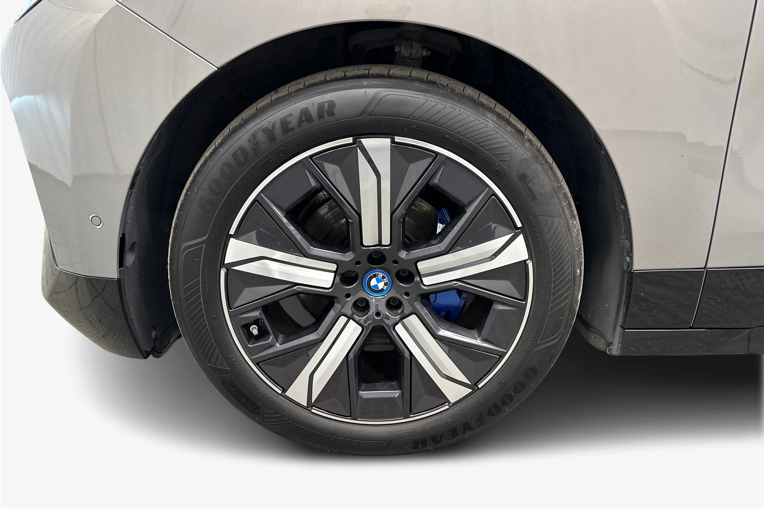harmaa BMW iX 2023 kuva 12.