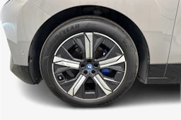 harmaa BMW iX 2023 kuva 12.