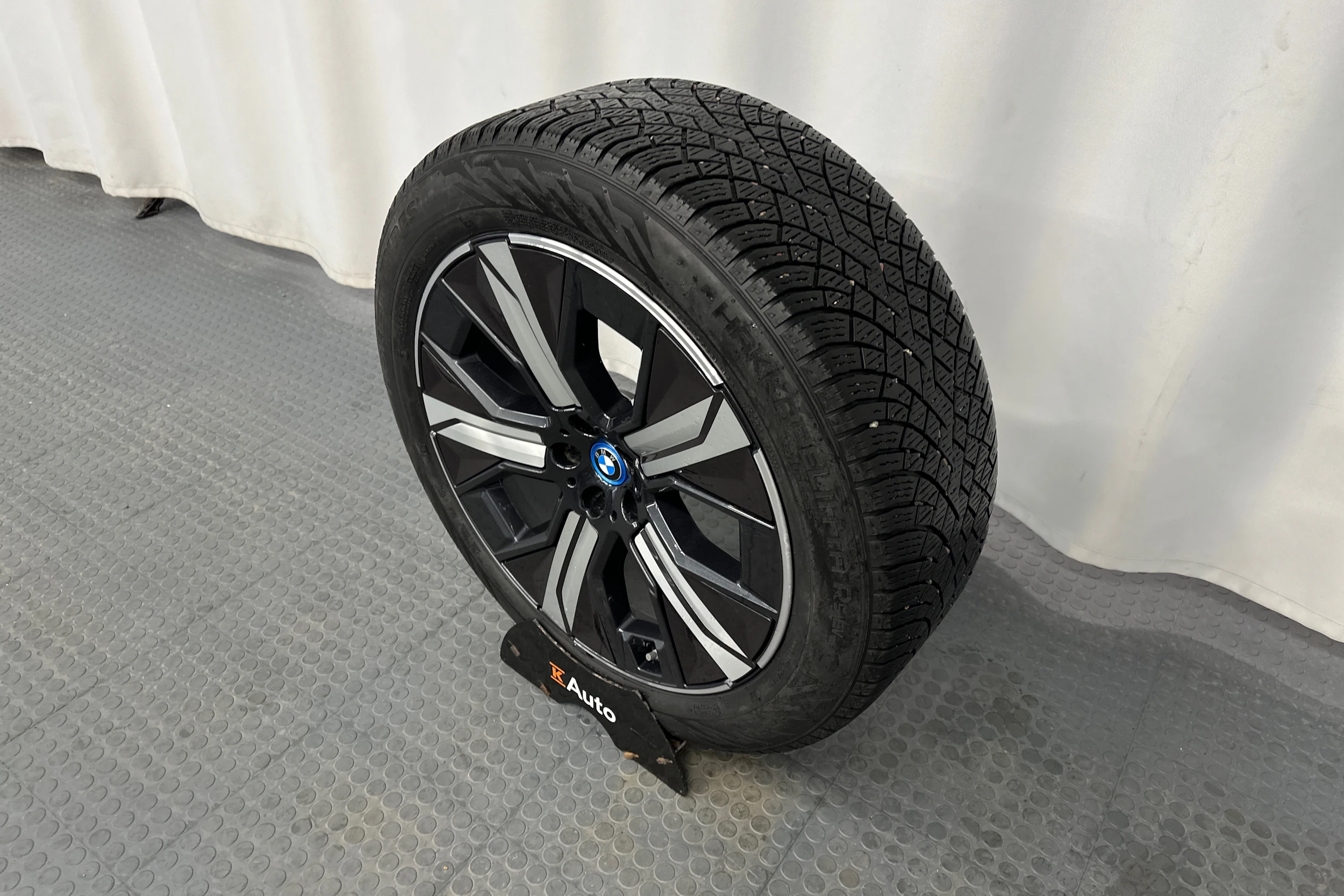 harmaa BMW iX 2023 kuva 13.