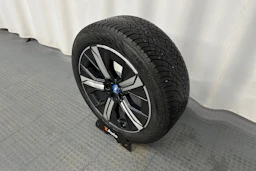 harmaa BMW iX 2023 kuva 13.